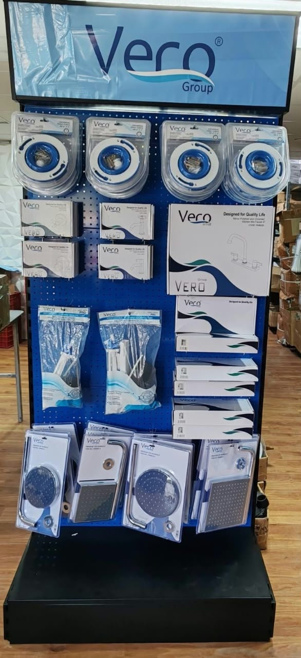 Exhibidor VERO Group con duchas, mangueras y accesorios empacados