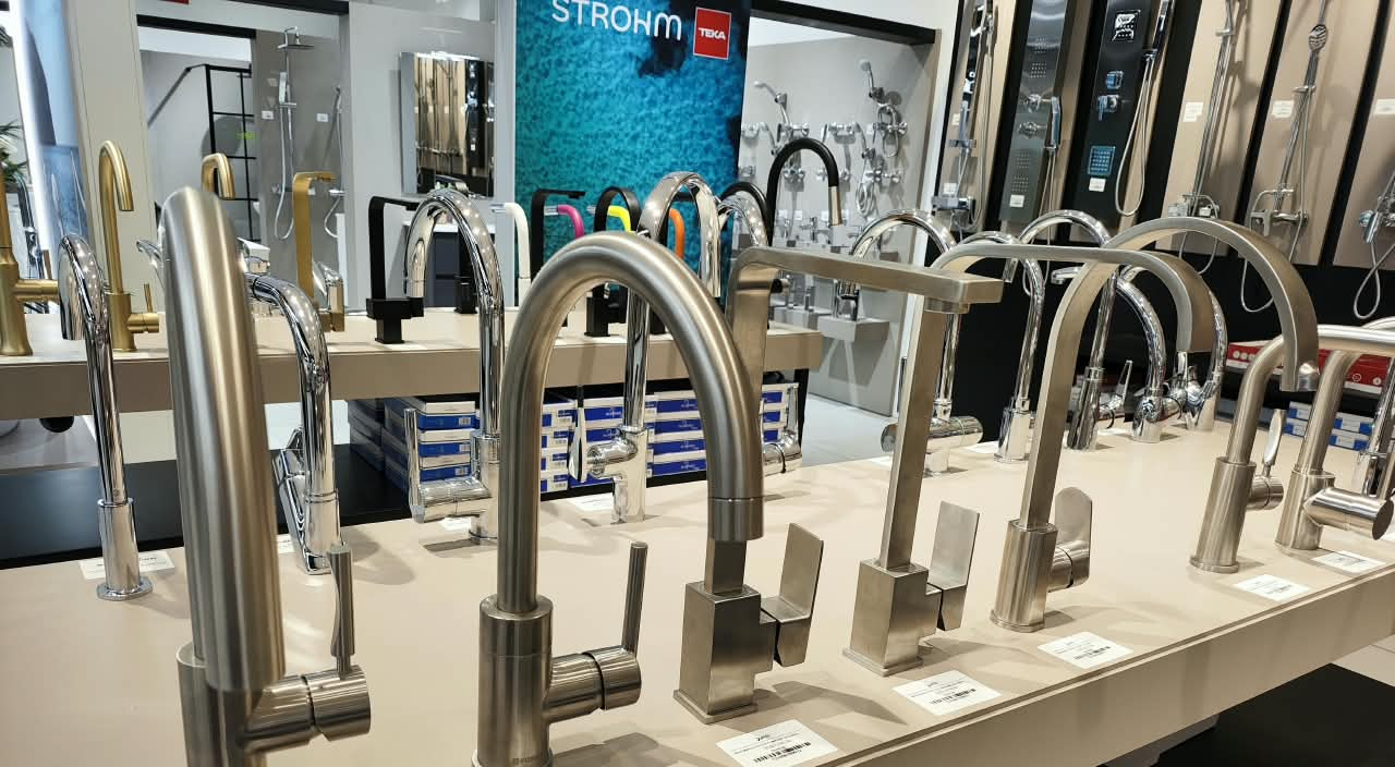Sala de exhibición de grifería premium en acero inoxidable