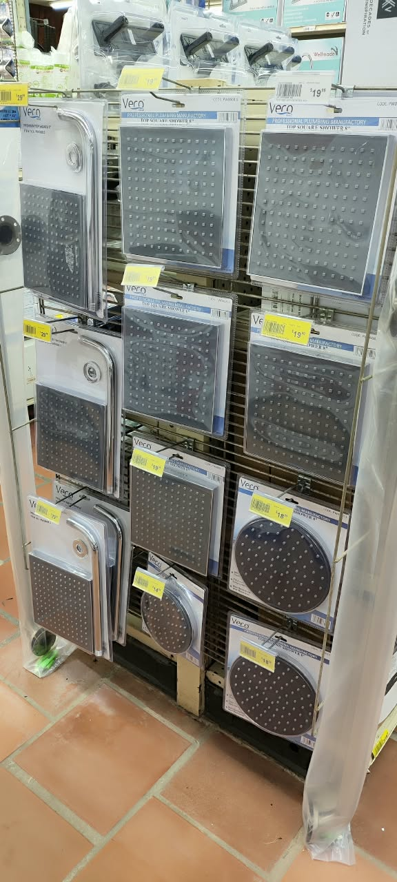 Duchas VERO Group exhibidas y marcadas con precio en góndola de ferretería